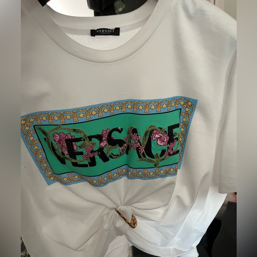 versace big pin crop top